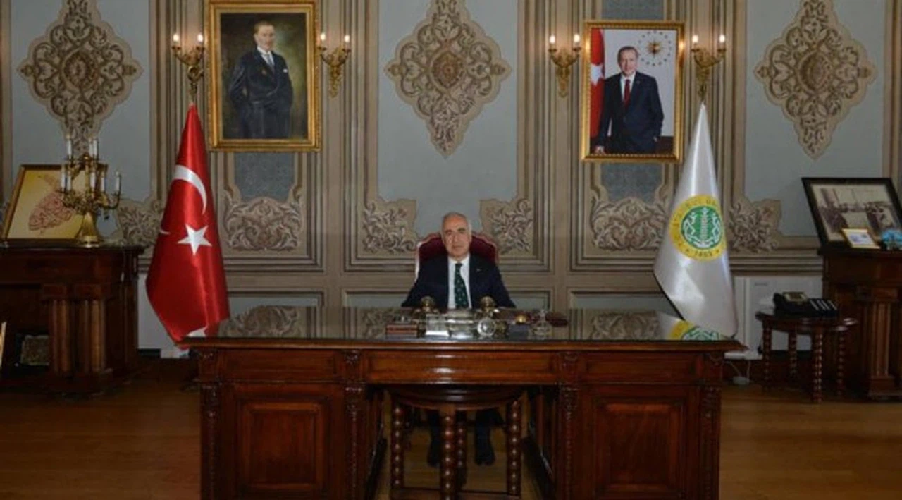 Rektör ve ailesi otelde oda bulamadı, şikayetini İstanbul Üniversitesi'nin resmi sayfasından yaptı