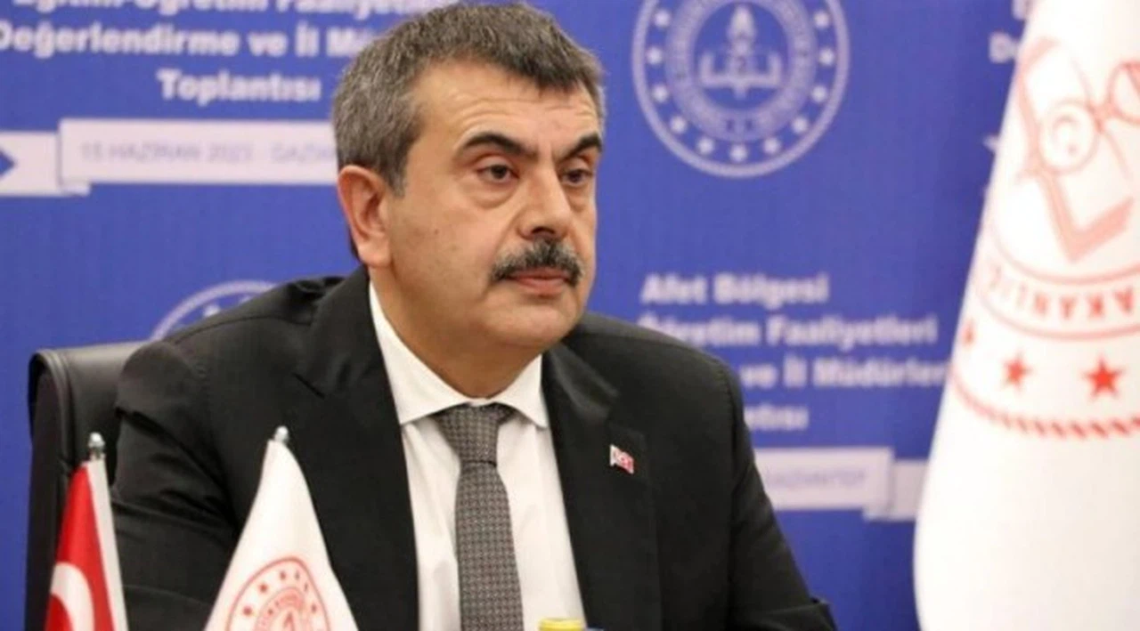'Tarikatlar STK'dır' diyen bakan kendi kurduğu gerici dernekle okullarda konferans veriyor