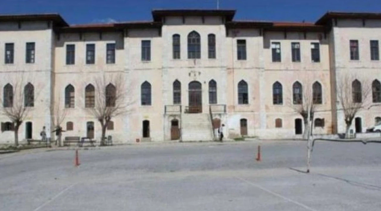 Cumhurbaşkanlığı aracının oyun alanına park etmesine izin vermeyen müdür sürüldü