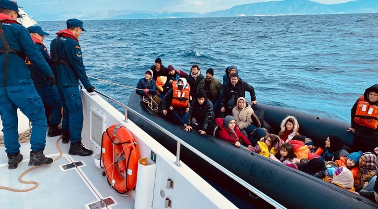 İzmir Açıklarında 9 Düzensiz Göçmen Yakalandı