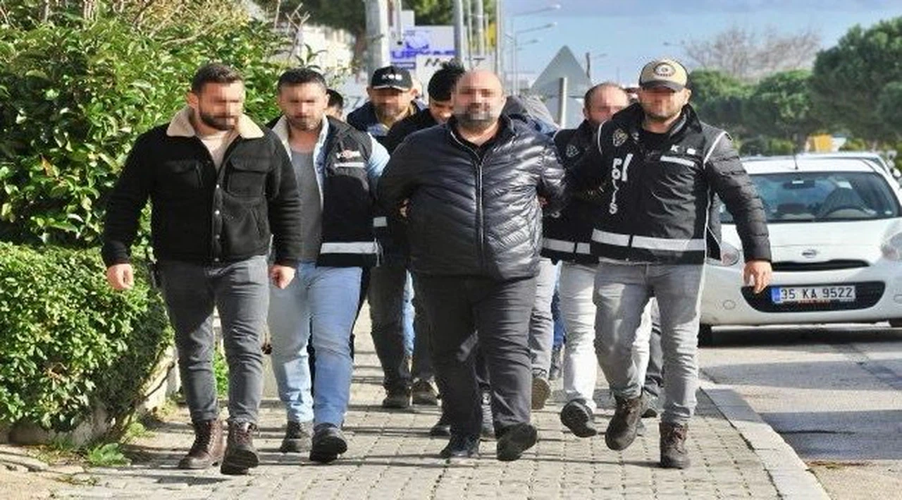 İzmir'de büyük operasyon! Milyar dolarlık parayı gümrükten geçirmeye kalktılar!