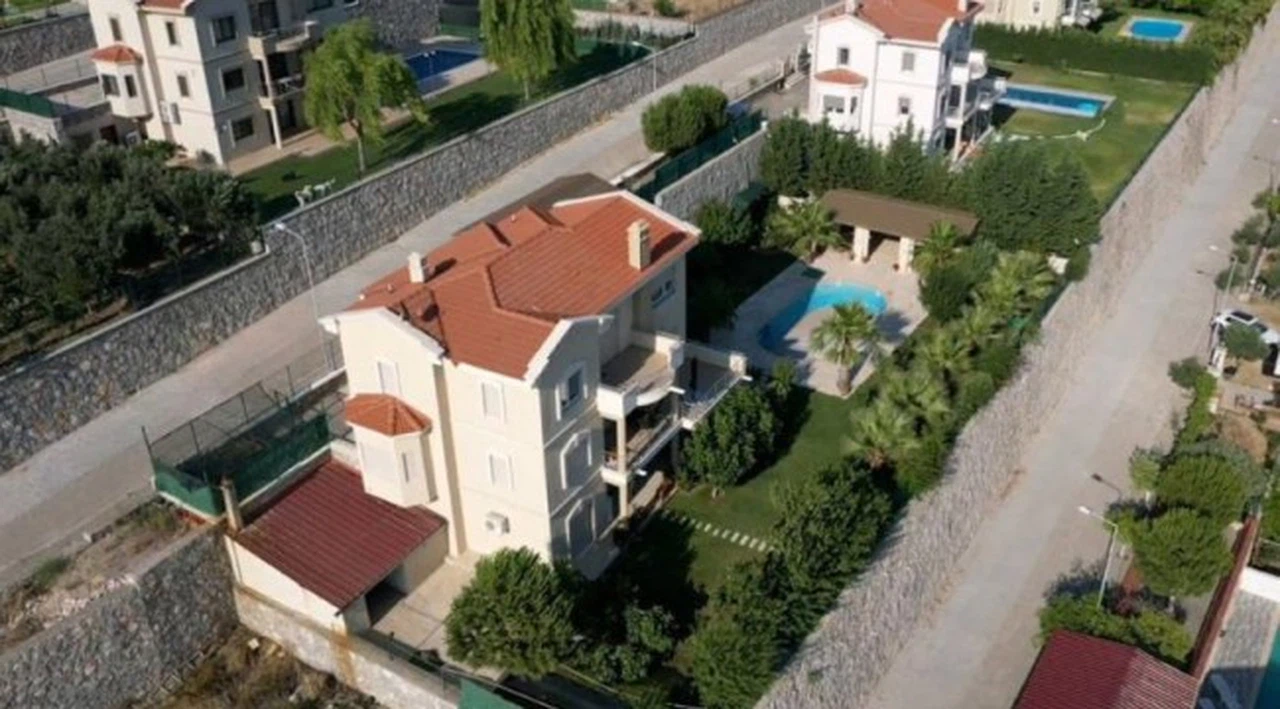 Rektör havuzlu villaya çöktü, tahliye kararına rağmen ayrılmıyor