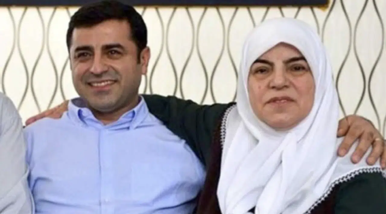 Selahattin Demirtaş annesinin rahatsızlığı nedeniyle Diyarbakır'a götürüldü