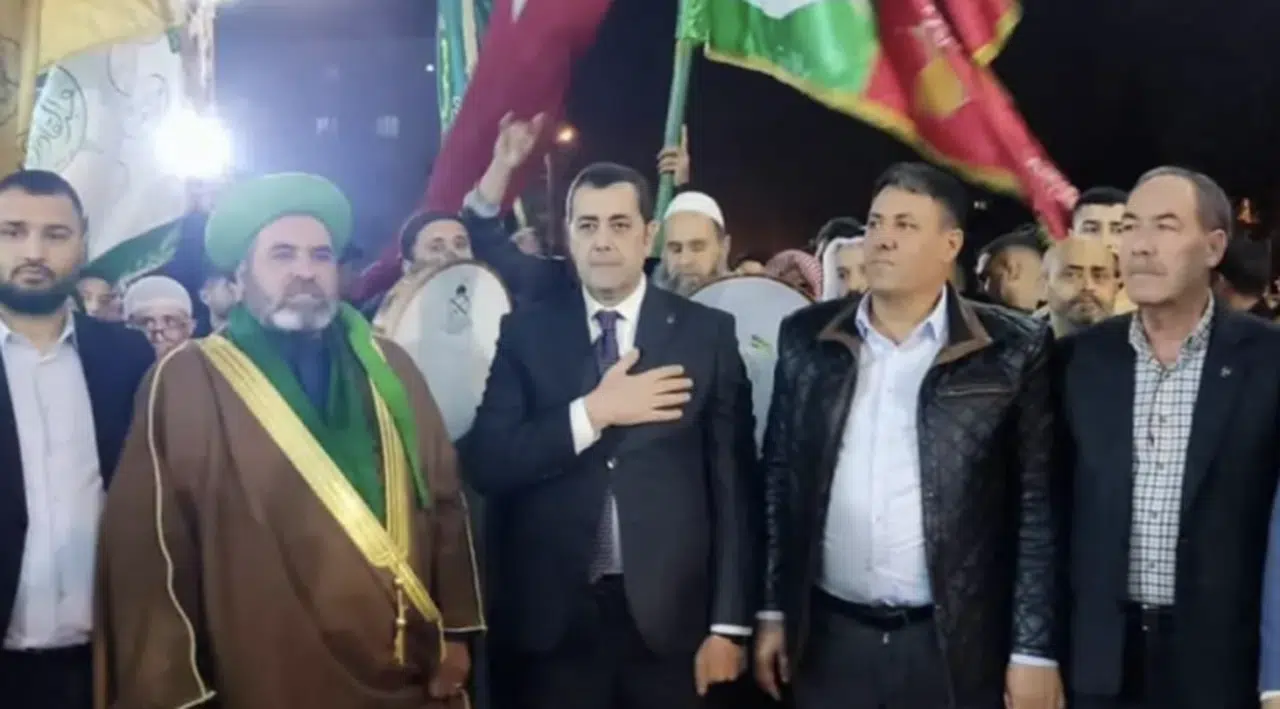 AKP adayından Hatay'da tekbirli yürüyüş: Aşiret liderlerini kapıda karşıladı