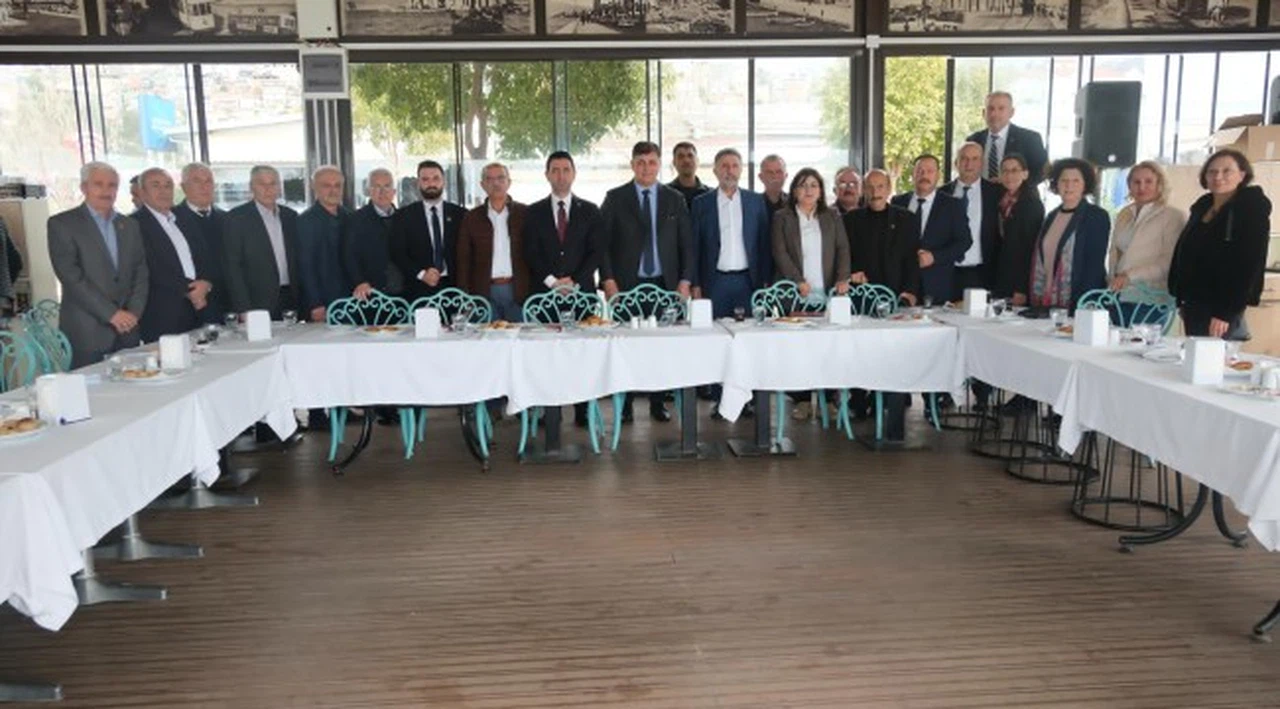 CHP'li Önal'dan Bayraklılı muhtarlara söz: "Hep yanınızda olacağız"