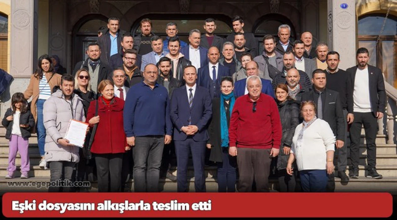 Eşki dosyasını alkışlarla teslim etti