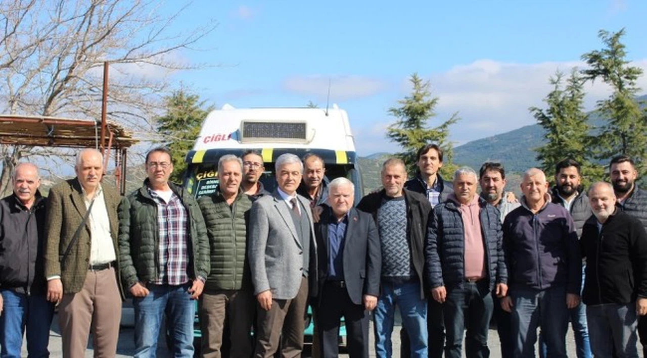 Gökçekaya Çiğlili minibüsçülerin dertlerini dinledi  “Köstebek yuvası yollarda neler çektiğinizi biliyoruz”