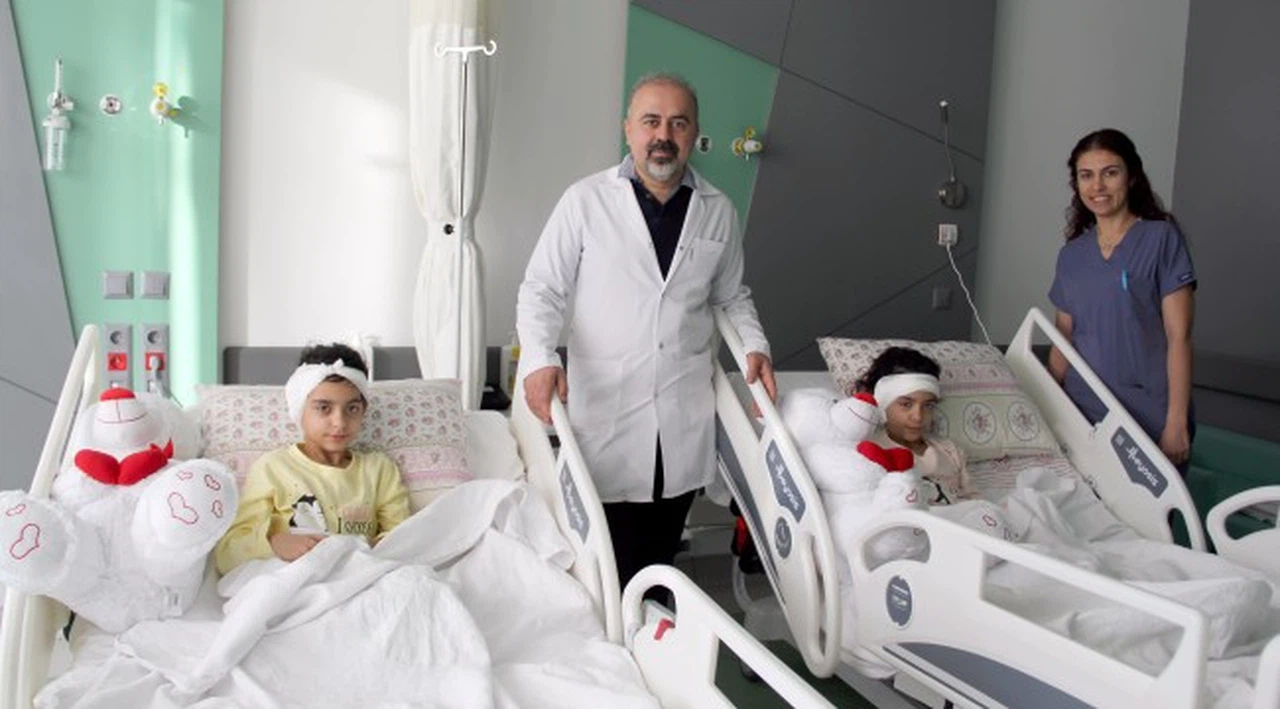 Koklear İmplantasyon Ameliyatı Olan Tek Yumurta İkizleri İşitmeye Birlikte Başlayacaklar