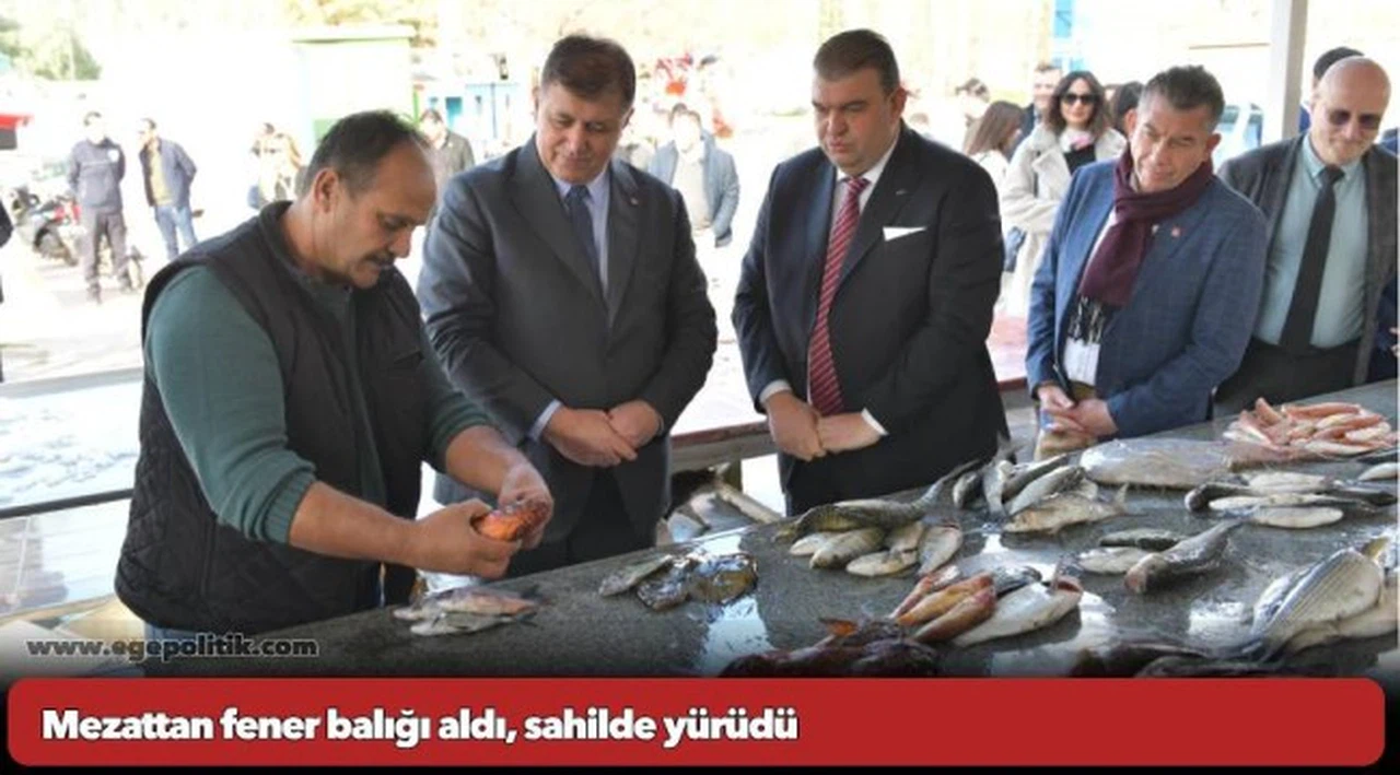 Mezattan fener balığı aldı, sahilde yürüdü