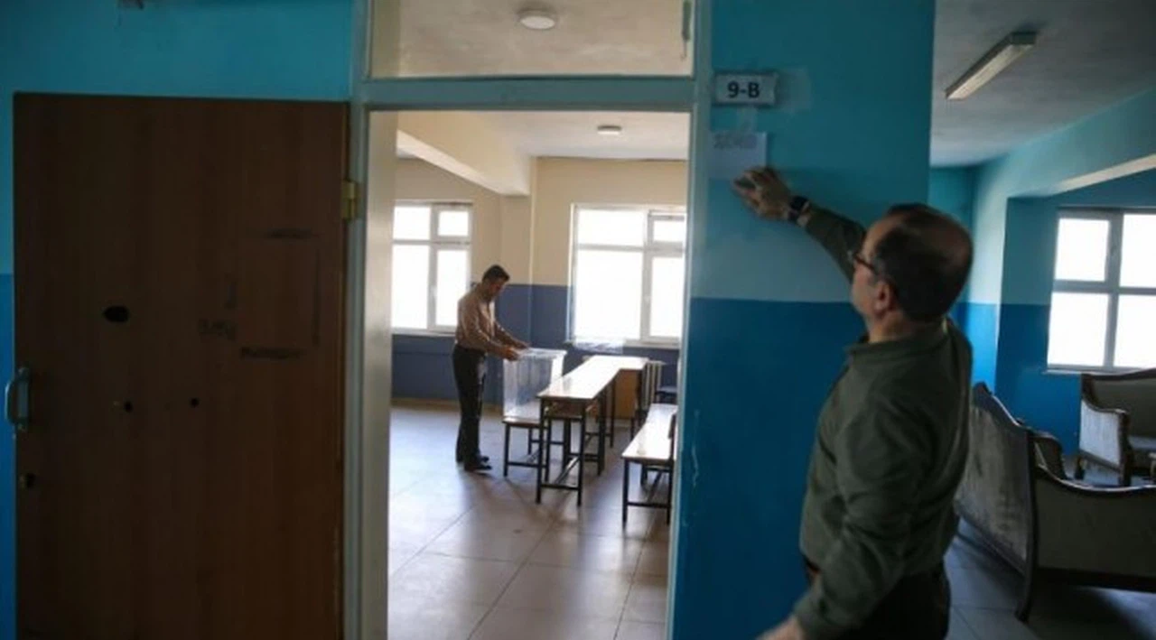 Türkiye sandık başında: Yurt genelinde oy verme işlemi başladı