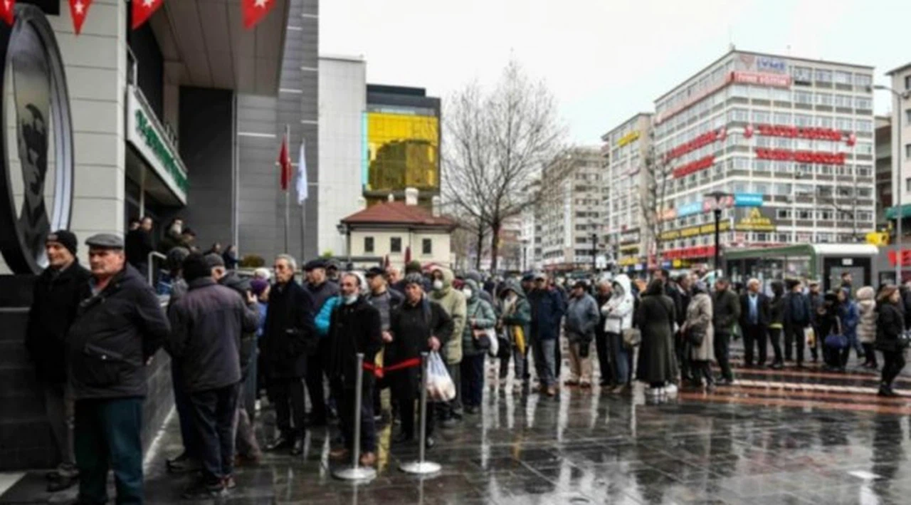 Bakan Bolat'ın 'az bir şey artış oldu' dediği et için sıfır derecede kuyruk