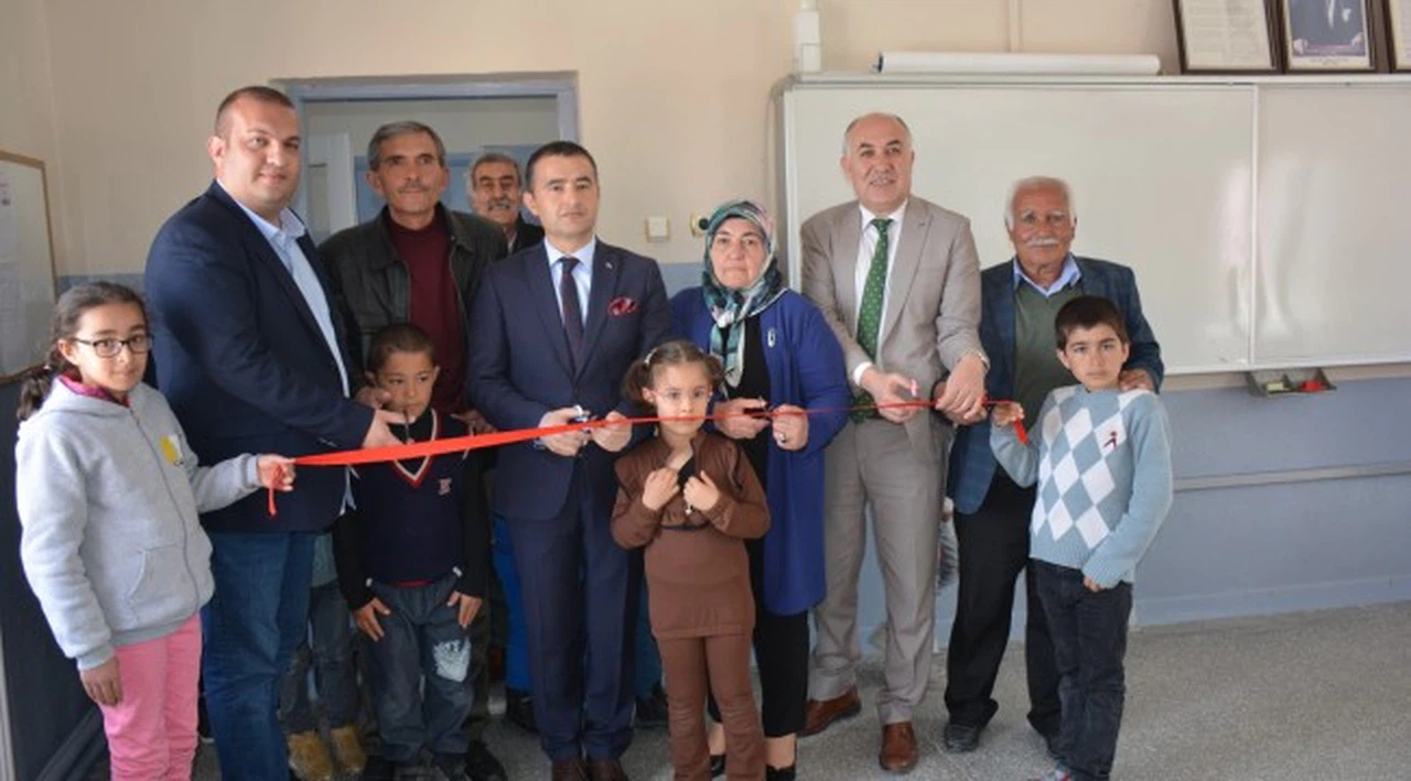 Dedesinin doğduğu köyün okuluna laboratuvar kurdu