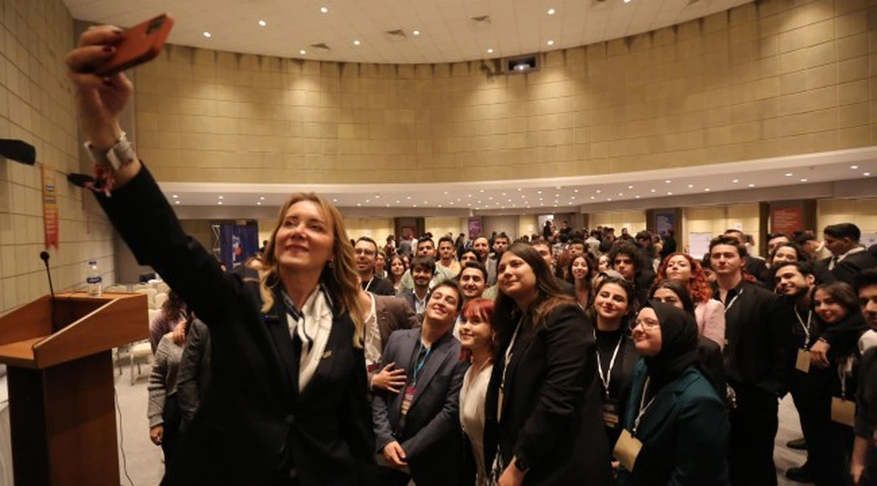 Gençler sordu, Mutlu yanıtladı… İklim Dostu Konak için imza attı!