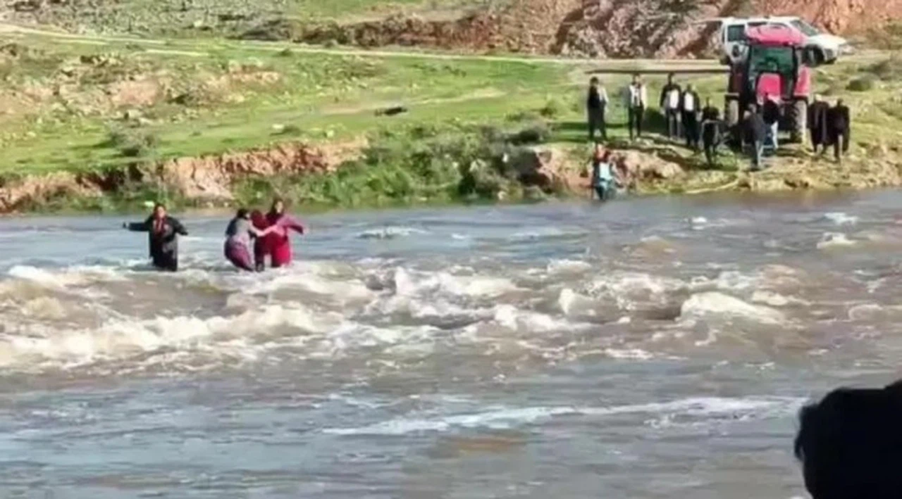 Urfa'da sel sularına kapılan üç kadın kurtarıldı, bir çocuk kayıp