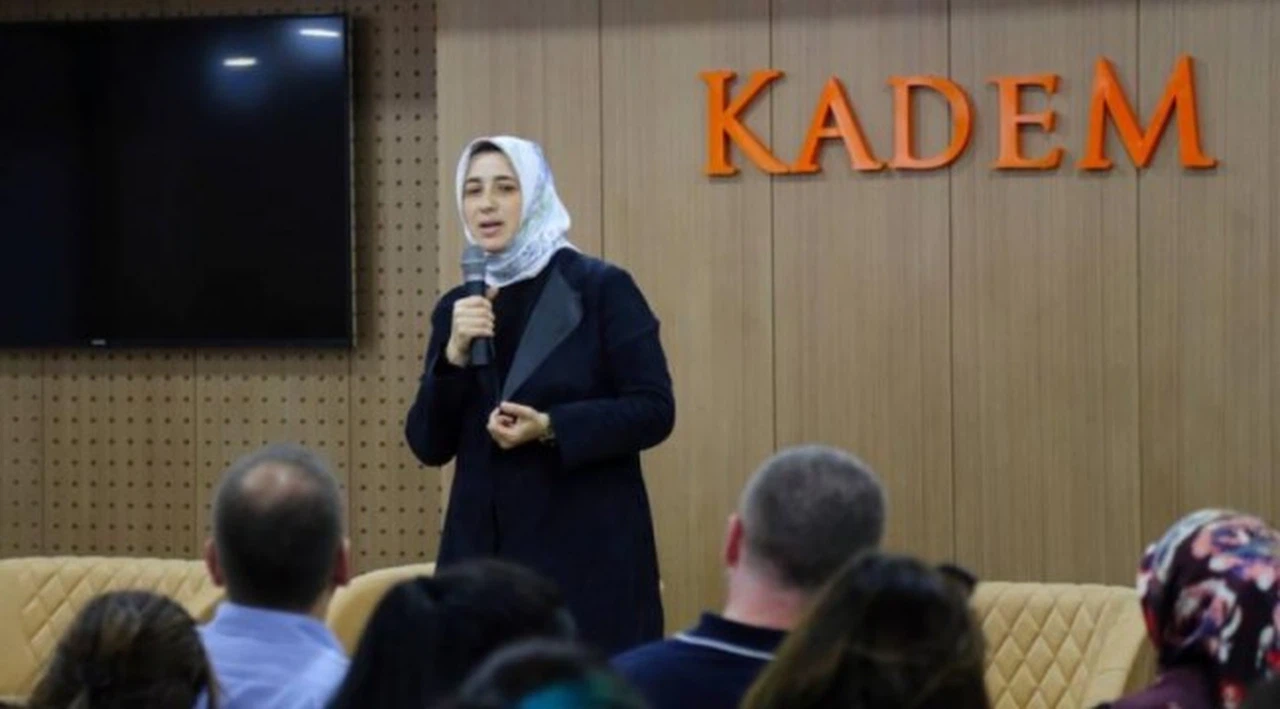 AKP tabanının hedef aldığı Özlem Zengin'e destek KADEM'den geldi