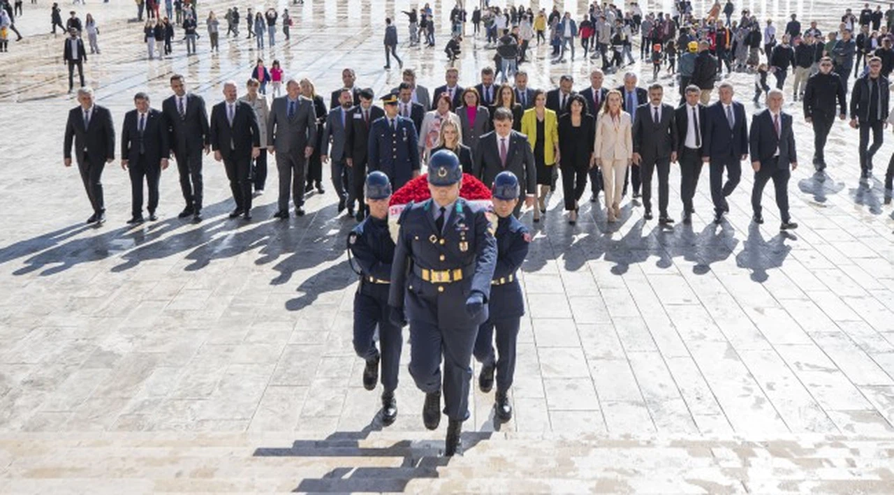 Başkan Cemil Tugay ve İzmir'in ilçe belediye başkanları Anıtkabir'i ziyaret etti