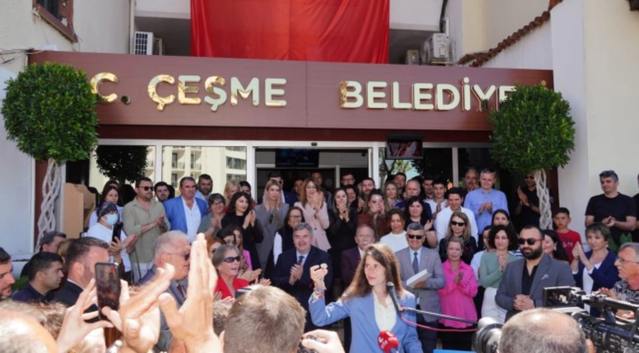 Çeşme’nin ilk kadın başkanı Lal Denizli mazbatayı aldı