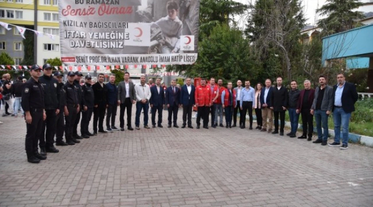 Karşıyakalı yöneticiler Kadir Gecesi’nde halkla birlikte iftar açtı