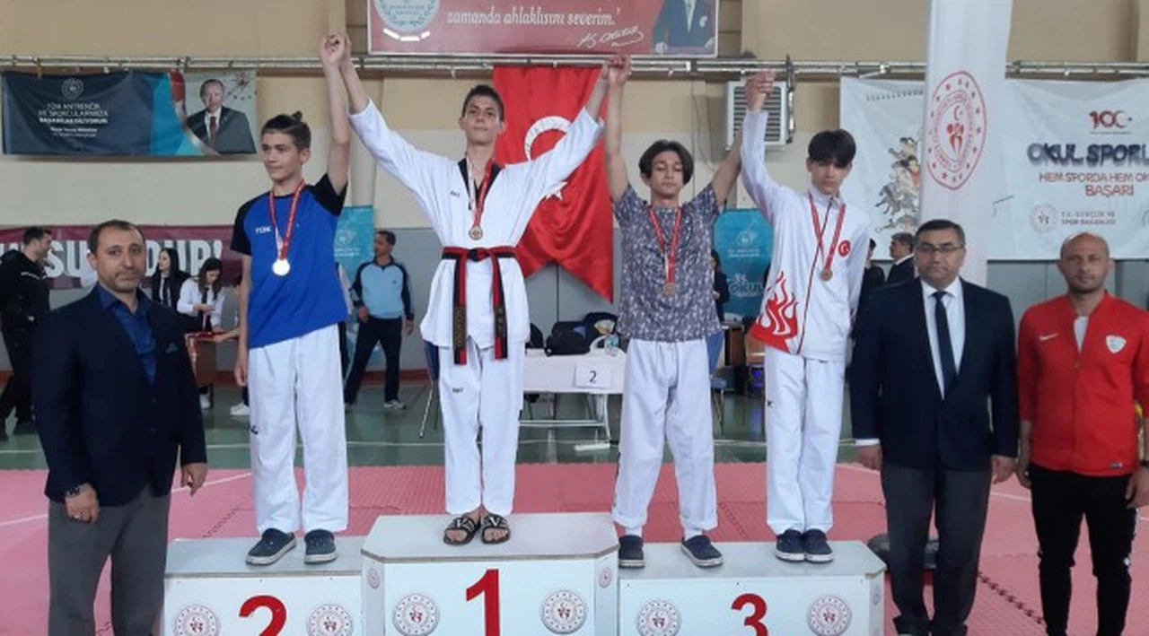 Taekwondo Yıldızlar İzmir İl Şampiyonası'nda Foça rüzgarı!
