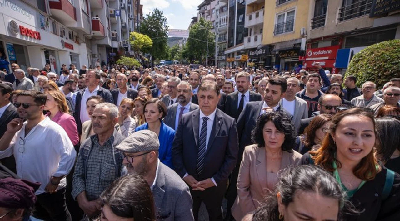 Başkan Tugay Soma’da maden şehitlerinin aileleriyle buluştu