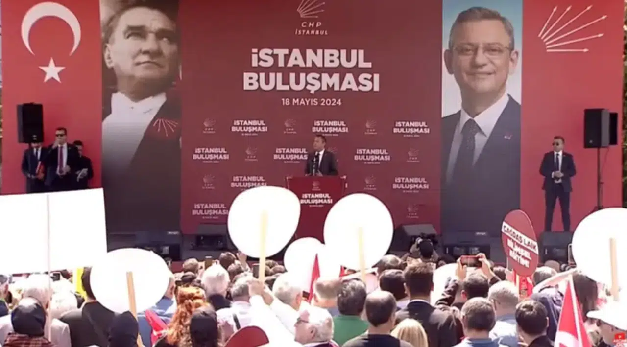 ‘Eğitim mitingi’nde konuşan Özgür Özel: İtibardan tasarruf olur ancak eğitimden tasarruf olmaz.