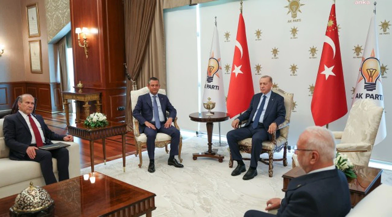 ERDOĞAN'DAN, ÖZGÜR ÖZEL İLE GÖRÜŞMESİNE İLİŞKİN İLK DEĞERLENDİRME: TÜRKİYE’DE SİYASETİN YUMUŞAMA SÜRECİNİ BAŞLATALIM İSTİYORUM