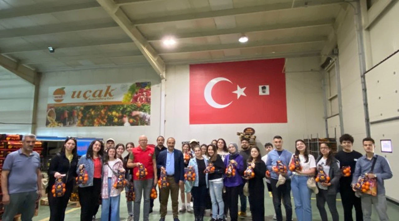 Tarım sektörünün geleceği olacak gençler, tarım işletmesi tozunu yuttular