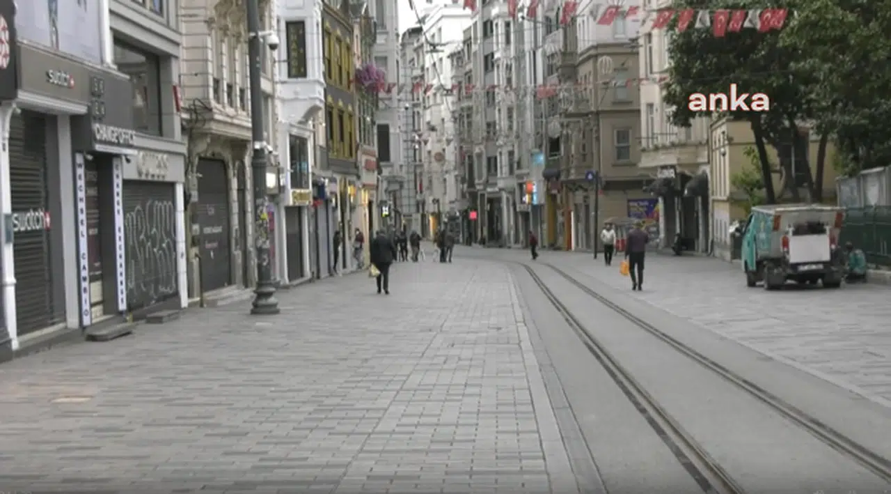 YASAKLAR İSTİKLAL CADDESİ'Nİ DE BOMBOŞ BIRAKTI