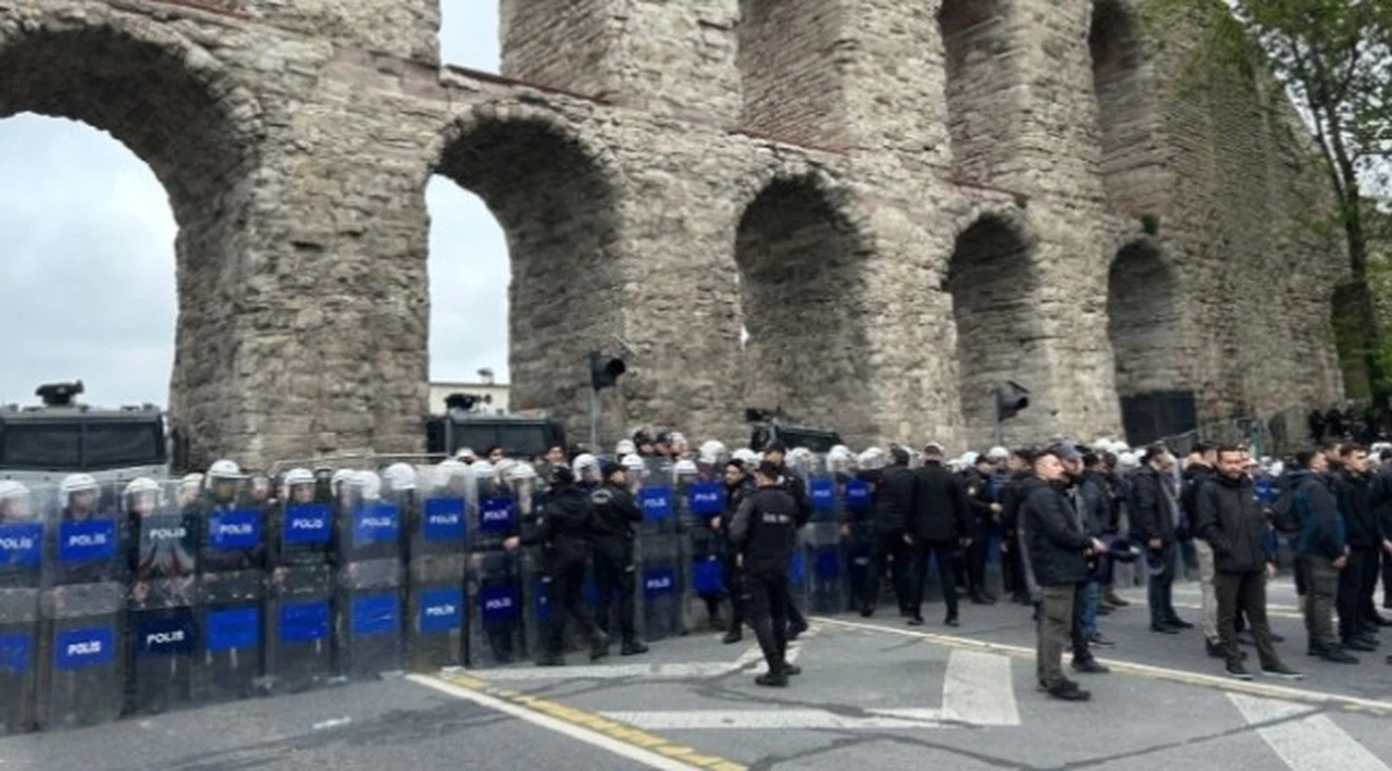 Yerlikaya'dan 1 Mayıs'ta görev alan İstanbul polislerine teşekkür: "Sizlerle iftihar ediyorum"