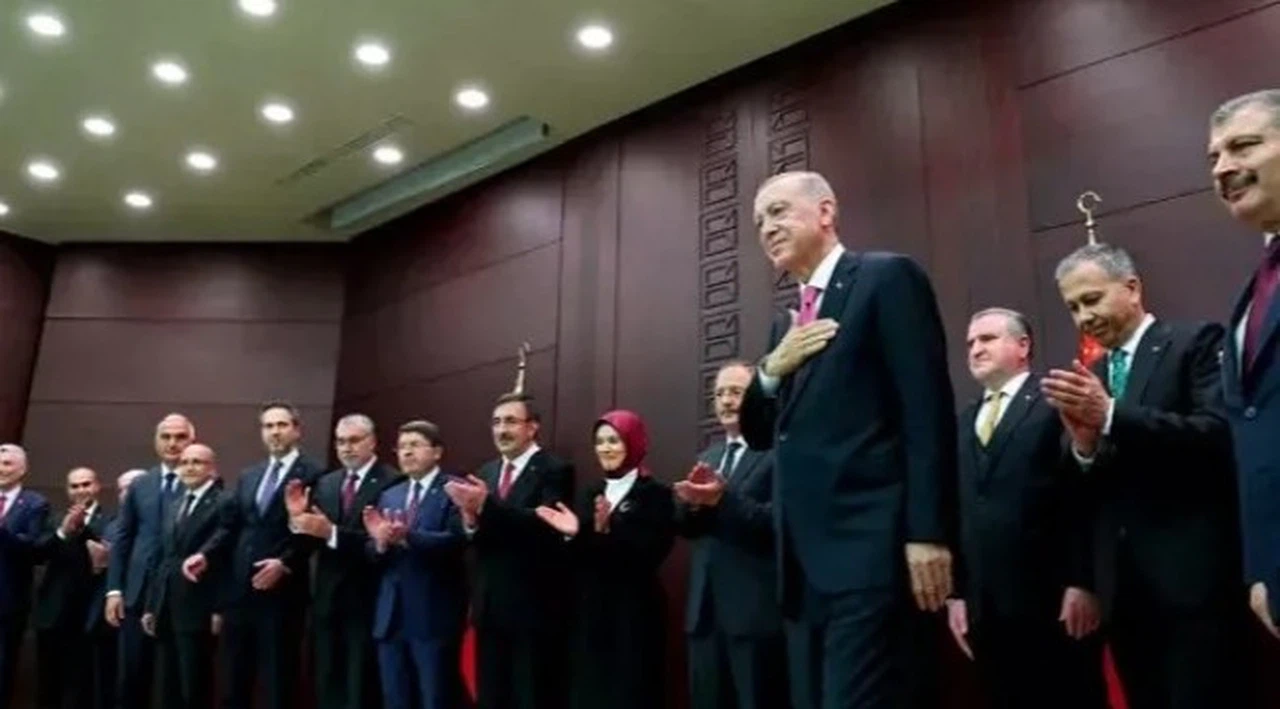 Cumhurbaşkanı Erdoğan imzaladı! Kabine'de 2 Bakan değişti! İşte yeni Bakanlar...