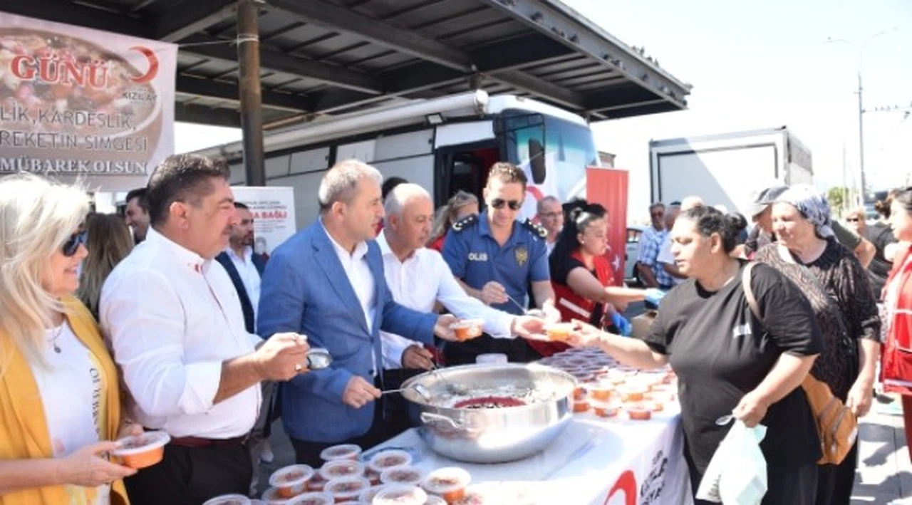 Kızılay, Karşıyaka’da 1000 kişiye aşure dağıttı