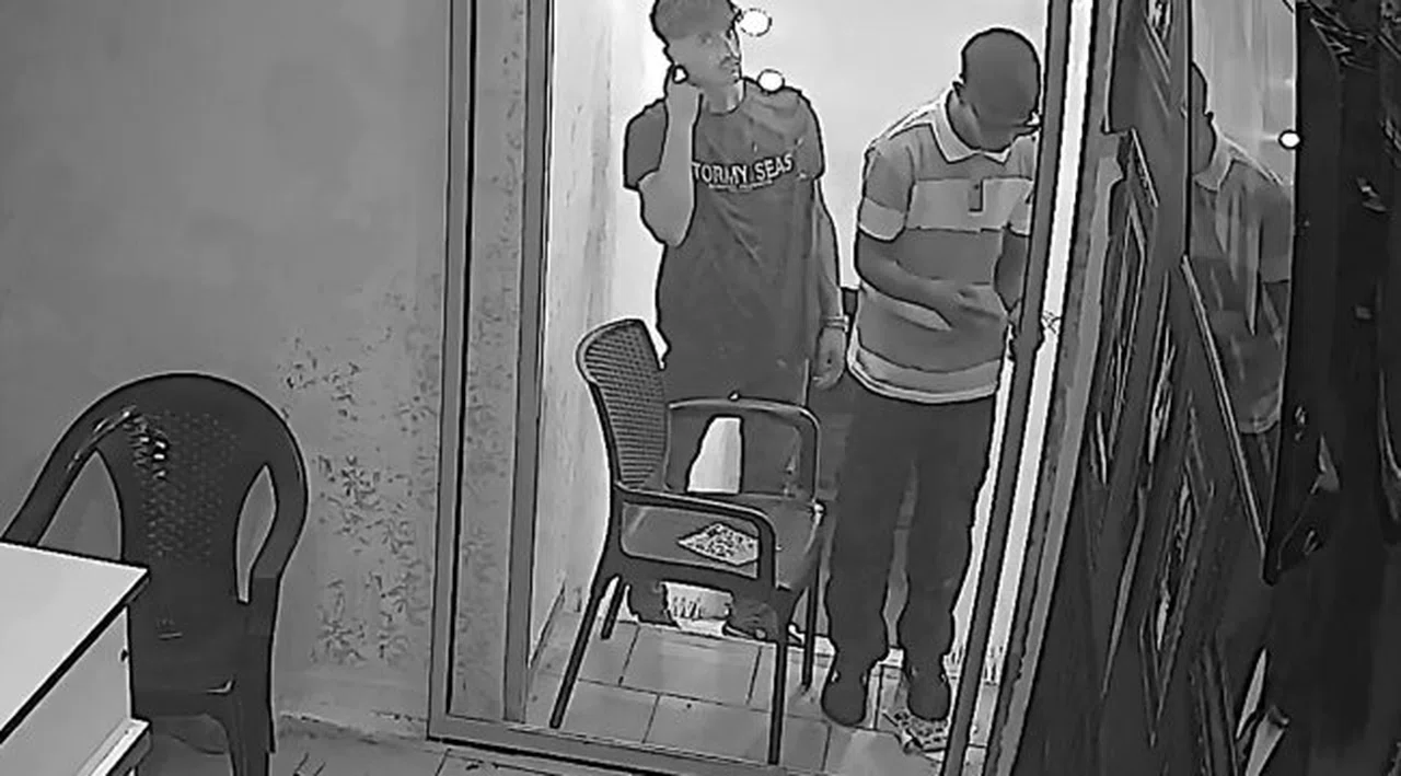 Gece vakti güneş gözlüklü soygun: O anlar kamerada