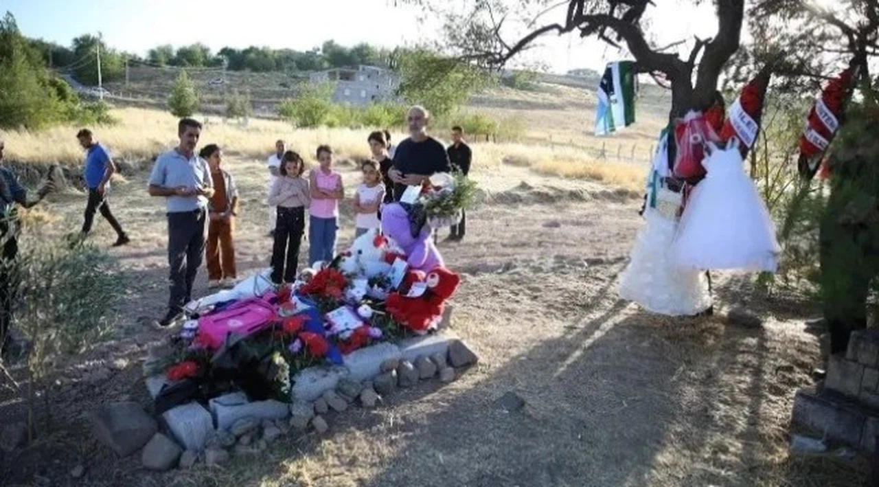 Narin Güran'ın mezarındaki gelinliği kaldırıldı: Yerine okul önlüğü bırakıldı