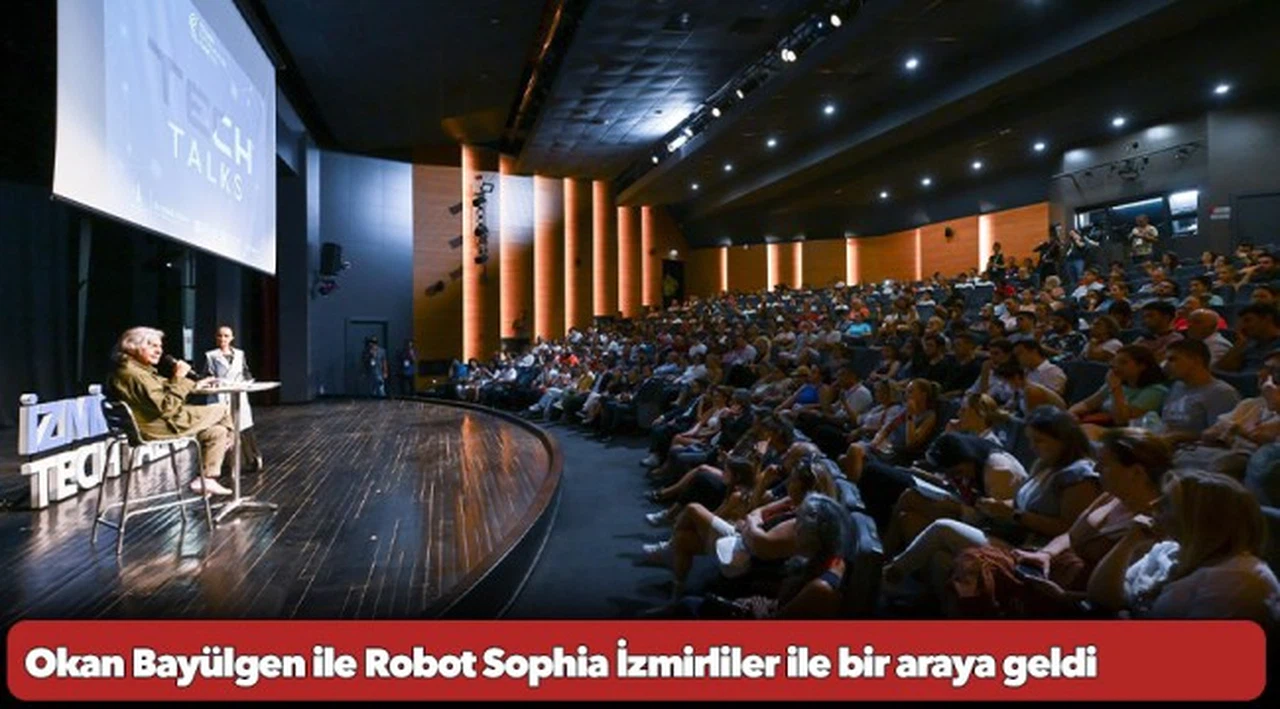 Okan Bayülgen ile Robot Sophia İzmirliler ile bir araya geldi