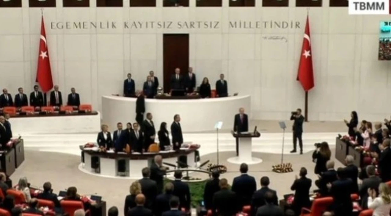 CHP'den beş yıl sonra ilk: Erdoğan'ı bu kez ayakta karşıladılar