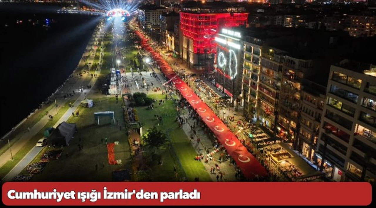 Cumhuriyet ışığı İzmir'den parladı