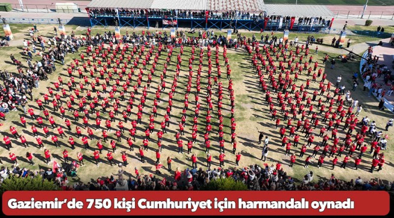 Gaziemir’de 750 kişi Cumhuriyet için harmandalı oynadı