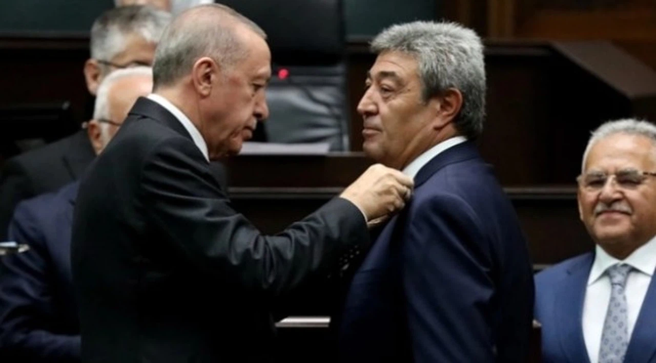 İYİ Parti'den istifa eden isim AK Parti'ye geçti: Rozetini Erdoğan taktı