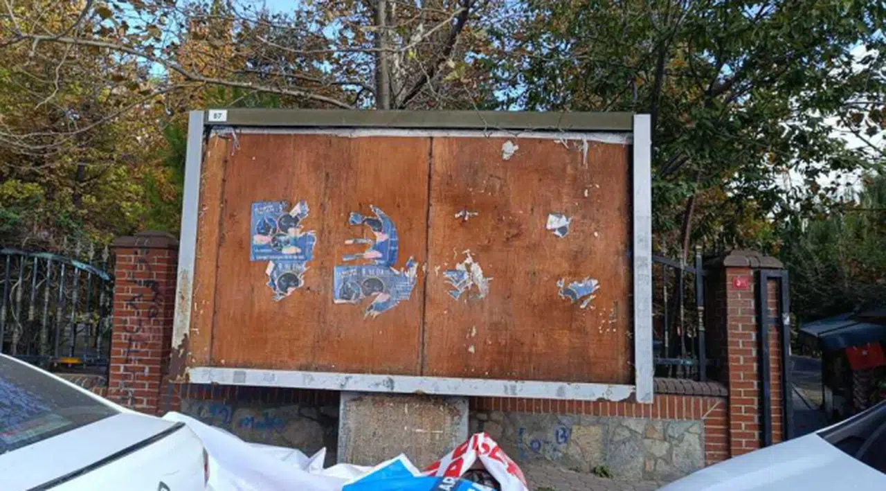 Kayyum talimat verdi, Esenyurt'ta bilboardlardaki Özer'in fotoğrafları ve CHP duyuruları söküldü