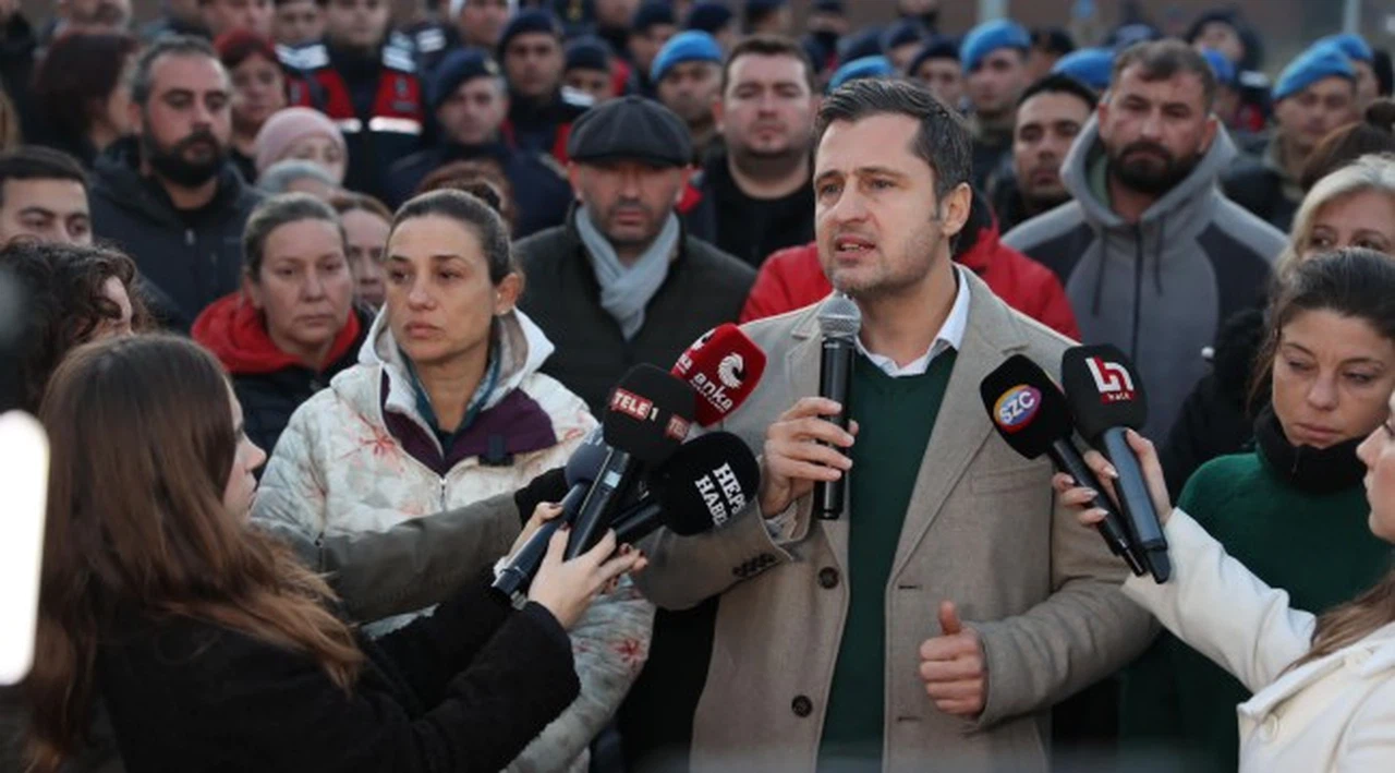 CHP'li Deniz Yücel, "CHP'li belediyelerin halka hizmetleri AKP iktidarının uykularını kaçırıyor"