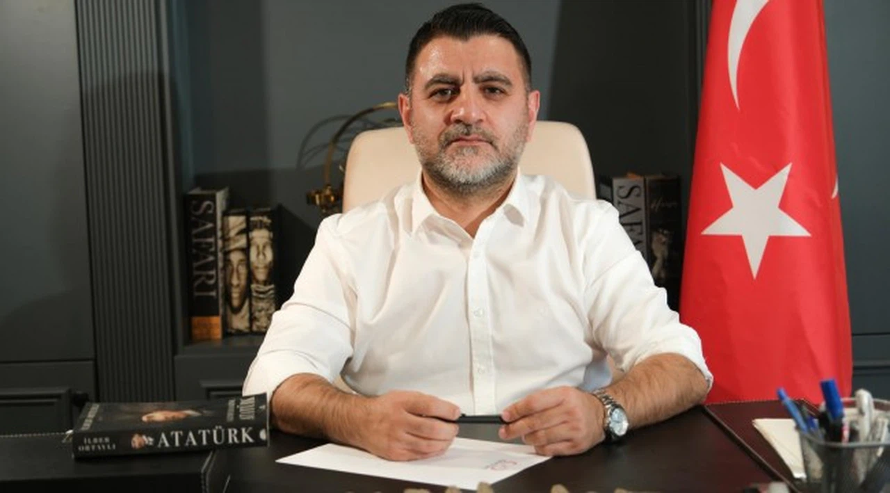 Herkes Ankara'daki konserlere bakarken İzmir'de olanlar oldu; Genç Parti'den bakana zor sorular