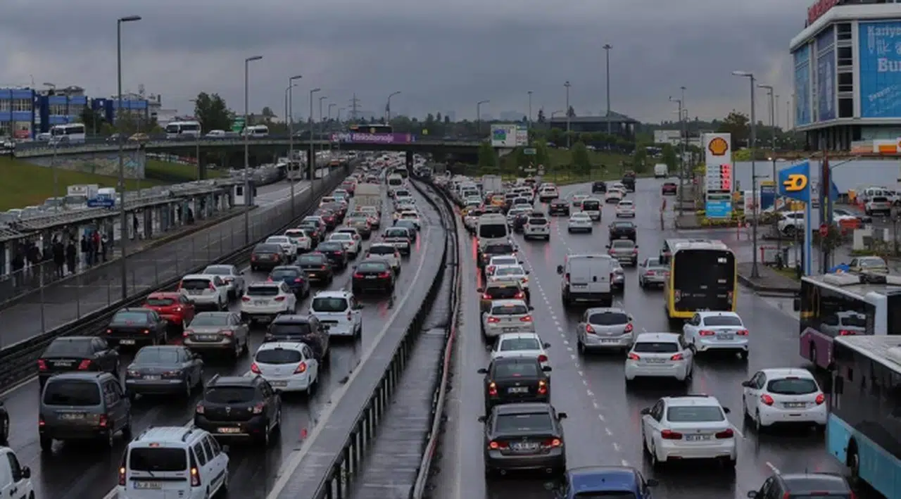 İstanbul'da trafik yoğunluğu yüzde 72'ye ulaştı!