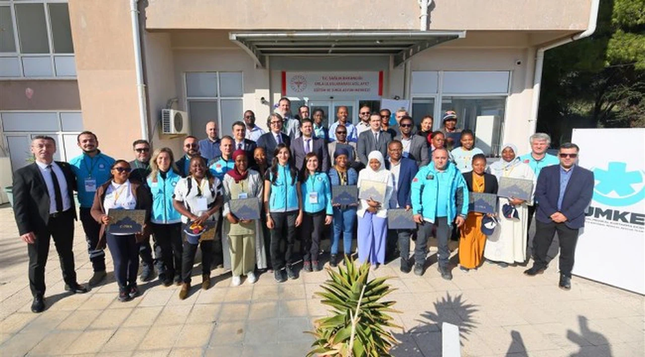Tanzanya Cumhuriyeti’nden gelen 20 uzman hekime 8 günlük afet ve acil sağlık hizmetleri eğitim programının ardından belgeleri törenle takdim edildi