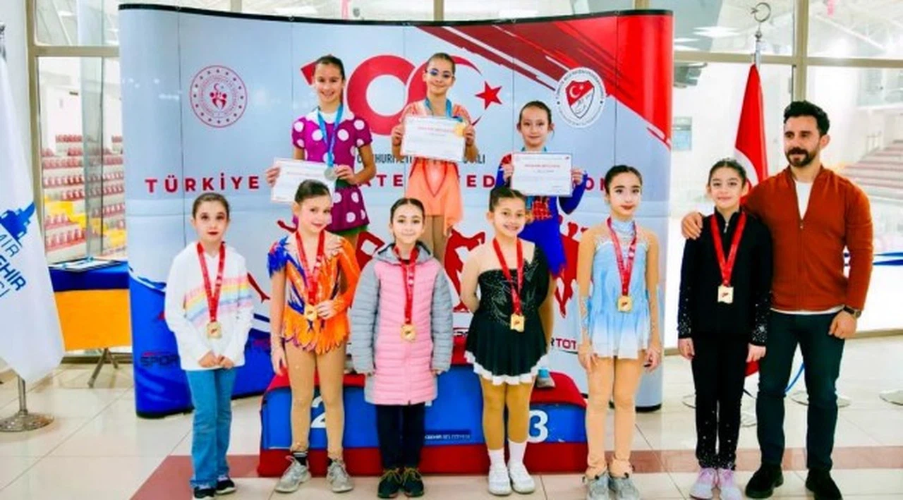 İzmirliler buz pateninde kürsüden inmedi