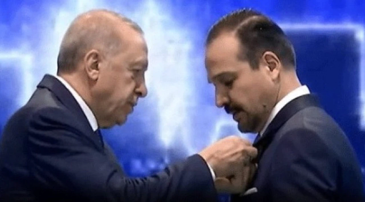 Kürşad Zorlu, AK Parti'ye katıldı; Erdoğan rozetini taktı