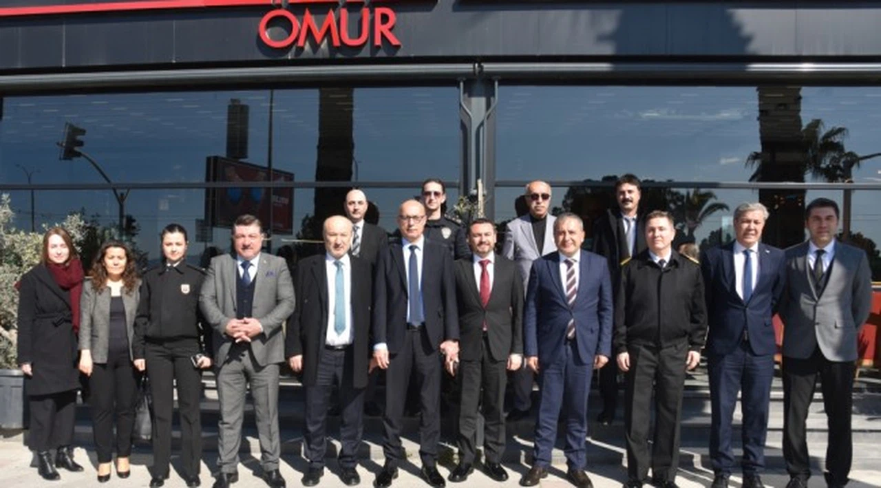 İzmir Büyükşehir Belediyesinde daire başkanı olan Üngür’e veda yemeği verildi