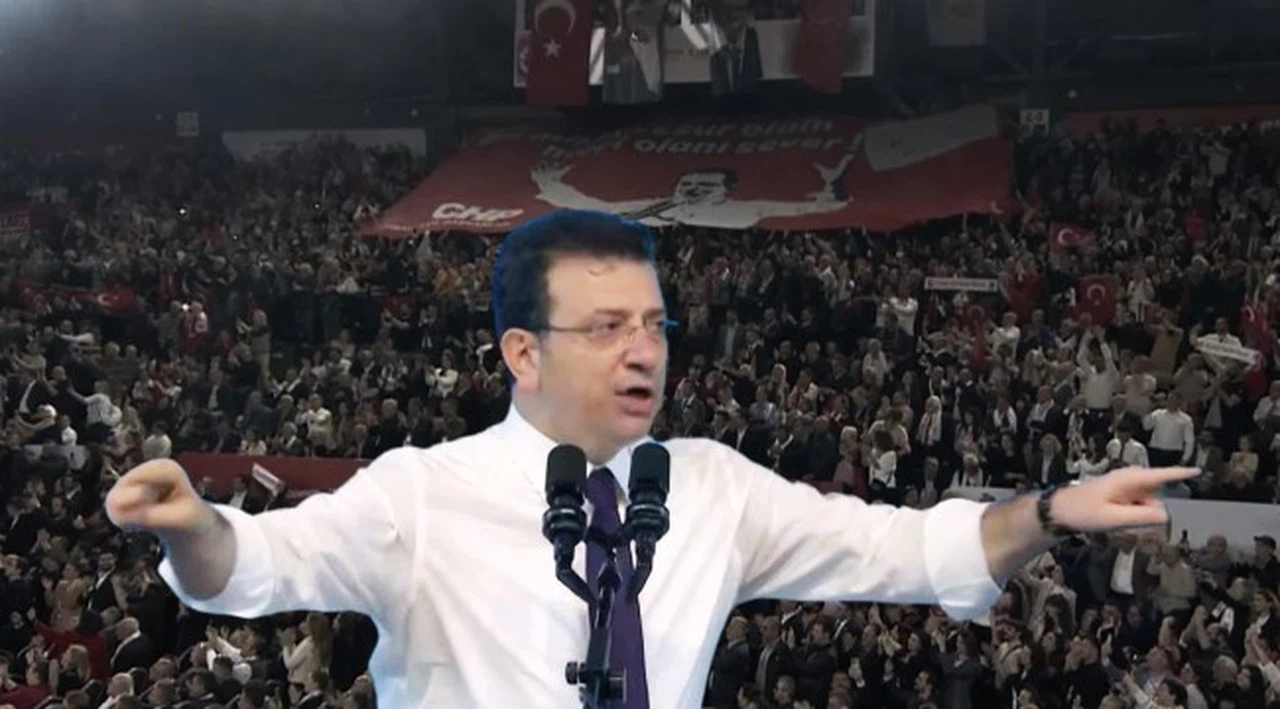 Ekrem İmamoğlu İzmir'de konuşuyor: Kürsüde ceketini çıkarıp kollarını sıvadı!