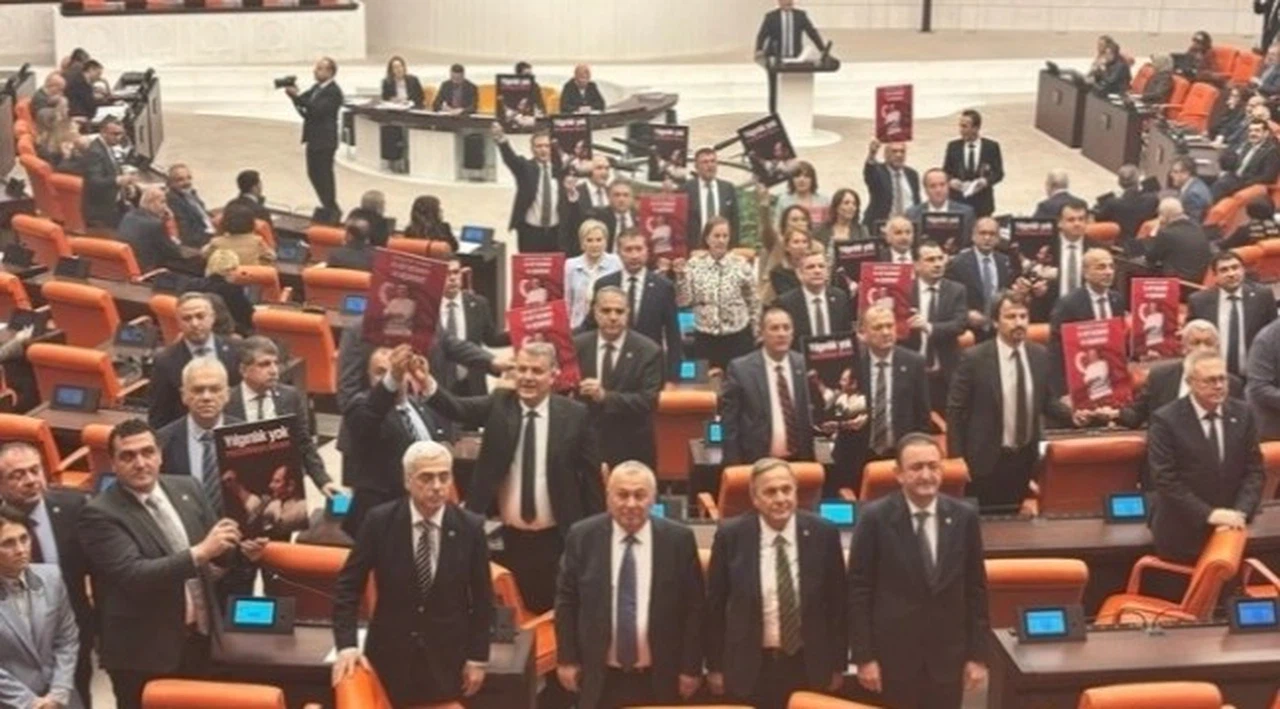 Meclis, 'İmamoğlu' protestosuyla açıldı