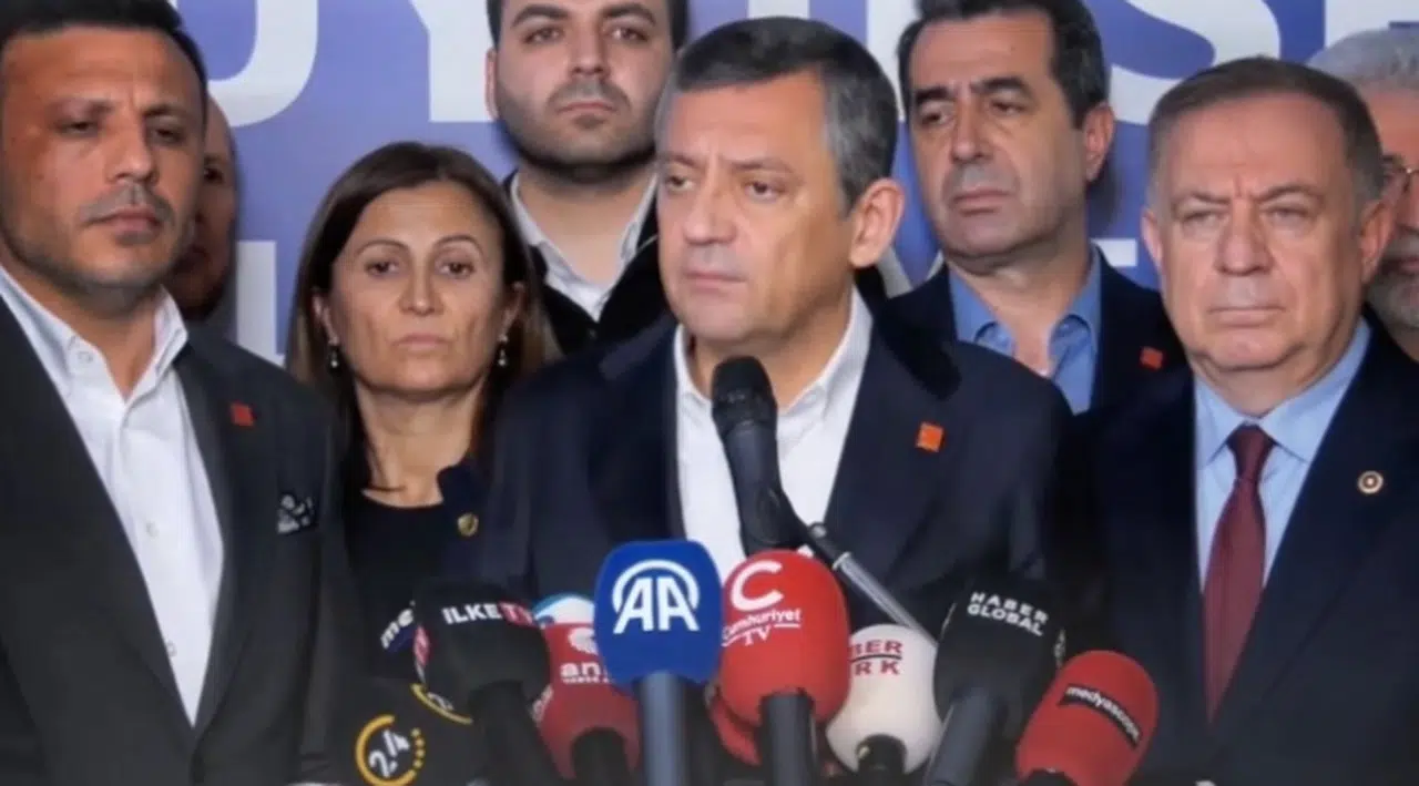 Özgür Özel: İstanbul'un iradesine saldırdılar; Tayyip Bey, 15 Temmuz darbecilerinin olduğu durakta demokrasi treninden indi!