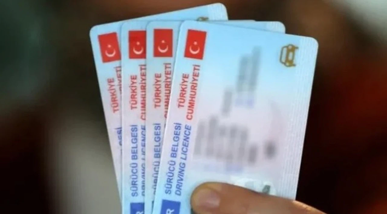 Duyan nüfus müdürlüğünün yolunu tutuyor: Ehliyet için 'son kullanım tarihi' uyarısı yapıldı